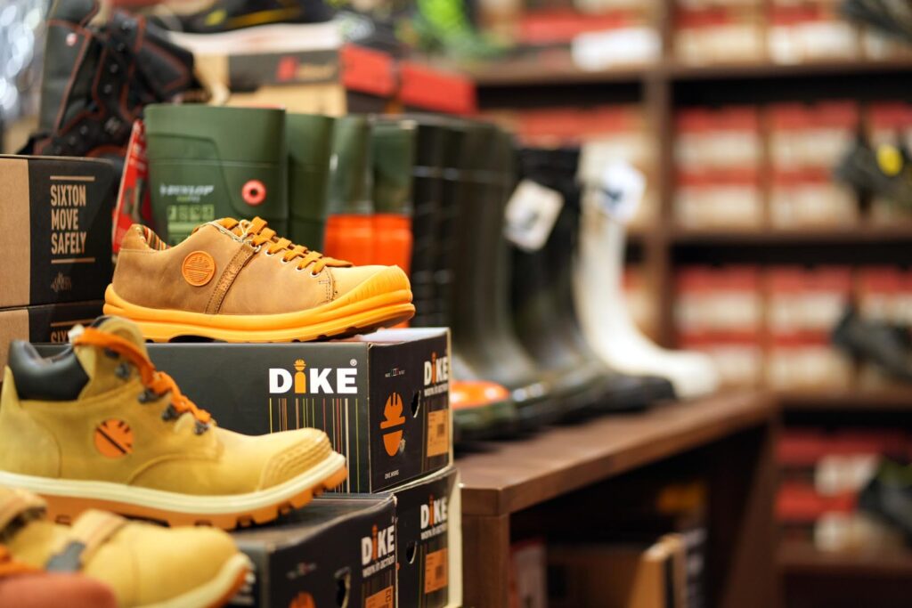 Ausstellungsraum des Workwearstore in Ellwangen Großaufnahme Sicherheitsschuhe