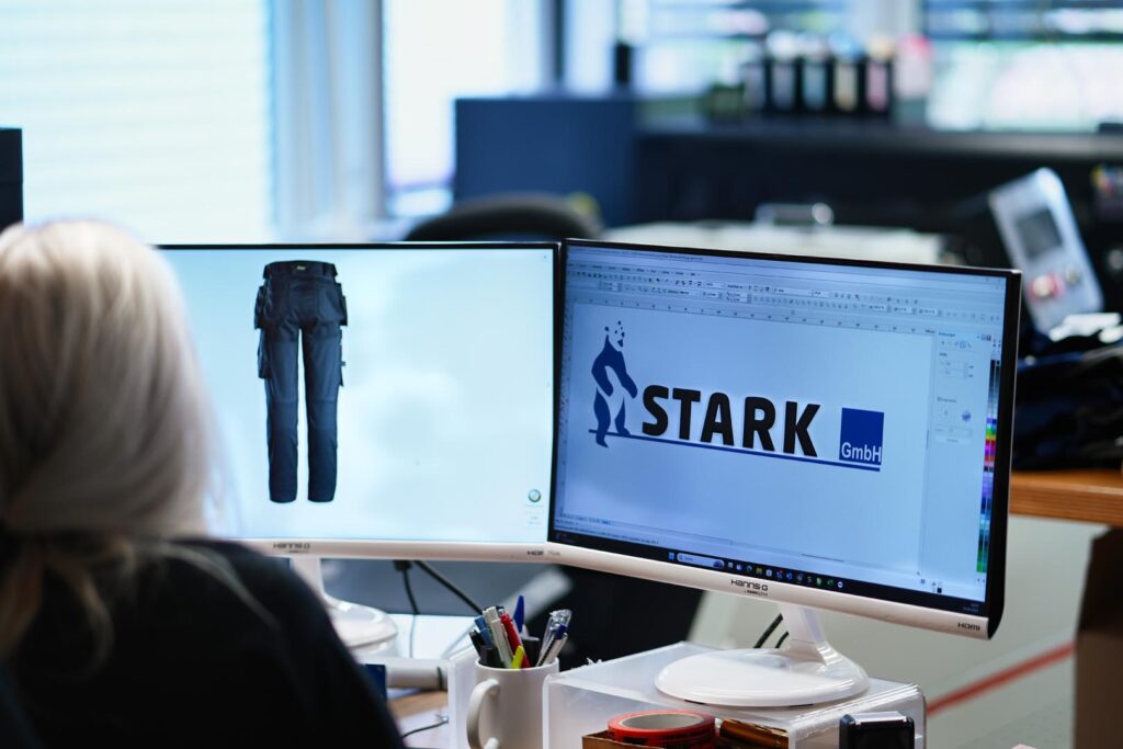 Rita Stark beim Bearbeiten eines Logos