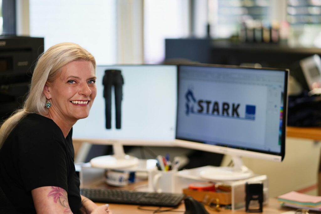 Rita Stark am Büroarbeitsplatz