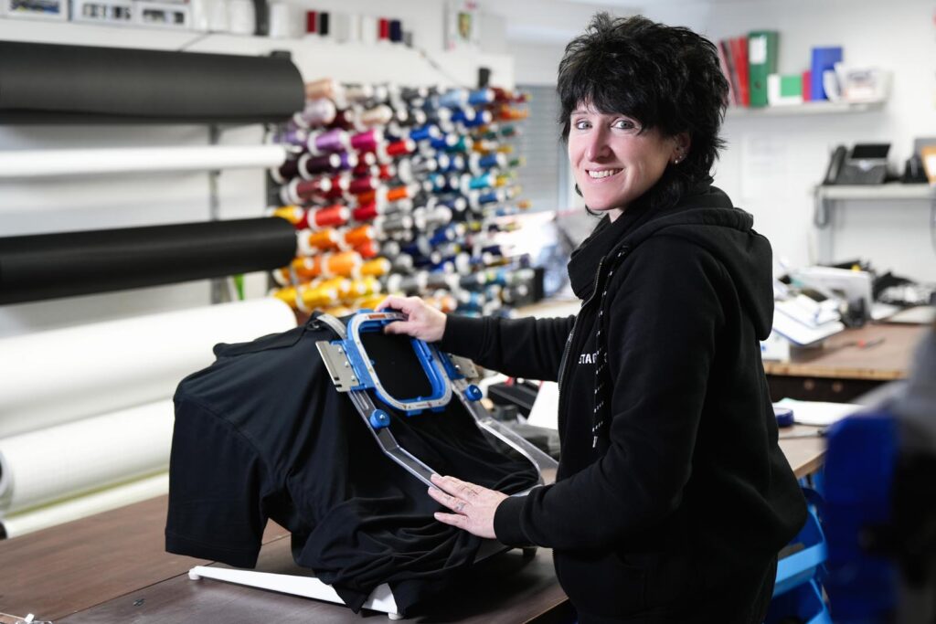 Inge Kampmann bei der Vorbereitung für den Stick eines Logos