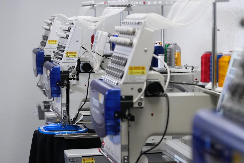 Stickmaschinen in einer Reihe