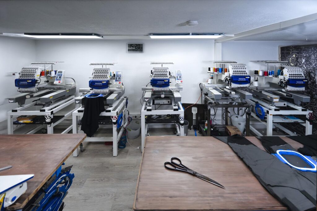 Mehrere Stickmaschinen in einer Reihe