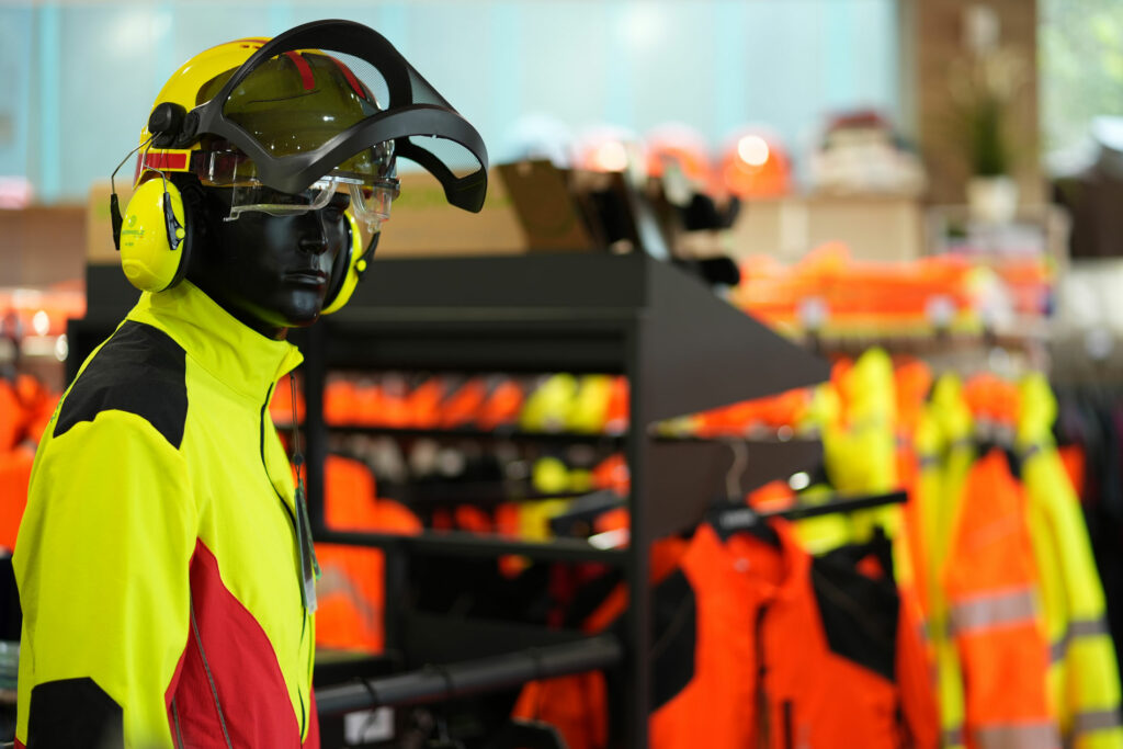 Ausstellungsraum des Workwearstore in Ellwangen Großaufnahme Schaufensterpuppe mit Forstschutz