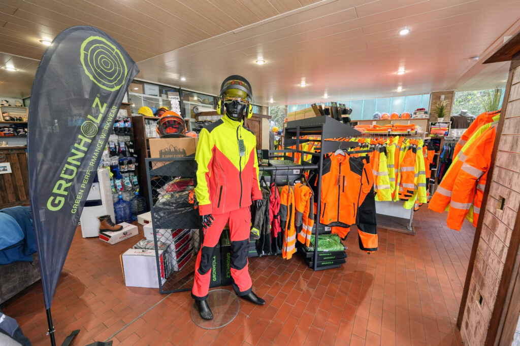 Ausstellungsraum des Workwearstore in Ellwangen mit Forstschutz und Sicherheitskleidung