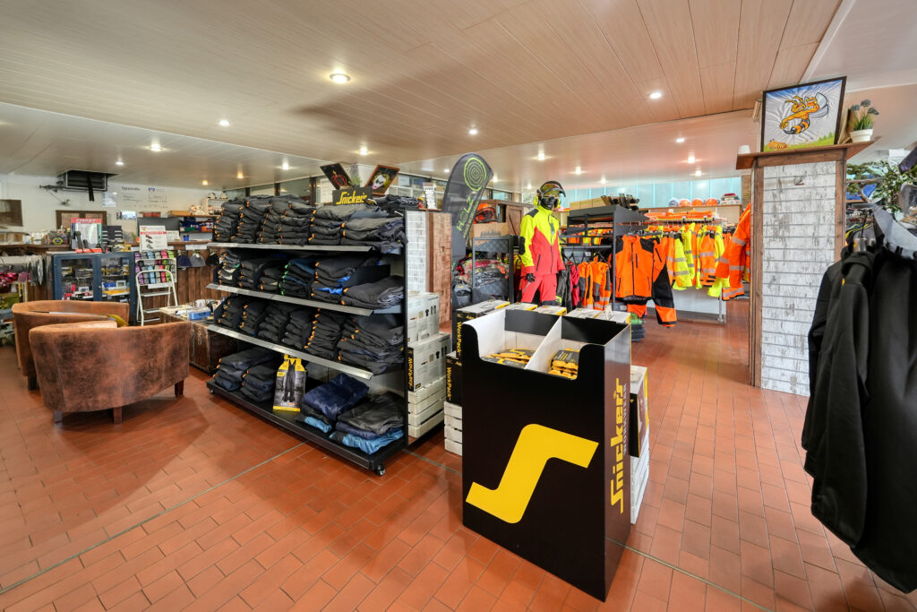 Ausstellungsraum des Workwearstore in Ellwangen mit Arbeitskleidung