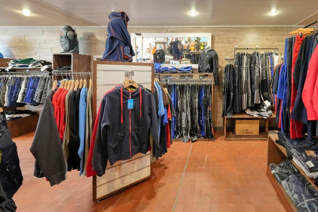 Ausstellungsraum des Workwearstore in Ellwangen Mit Arbeitshosen und -jacken