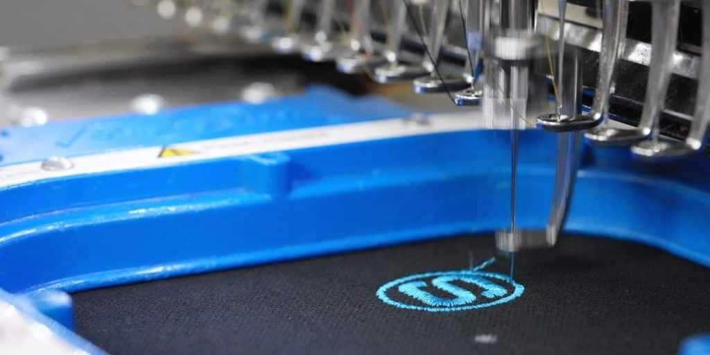 Stickmaschine bei der Arbeit